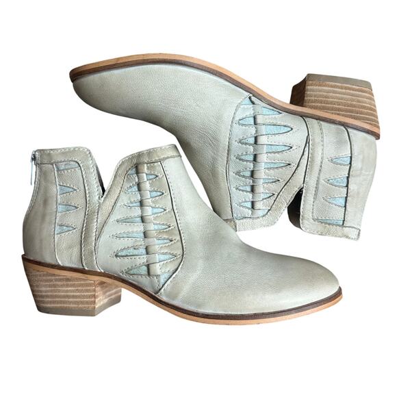 Charles By Charles David Off-White Suede Cowgirl Heel Pointed Toe Ankle Boots- 8 - Picture 1 of 11